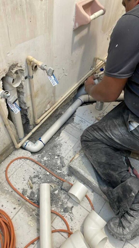 Conexion de drenaje en area de lavabo y tuberia de agua